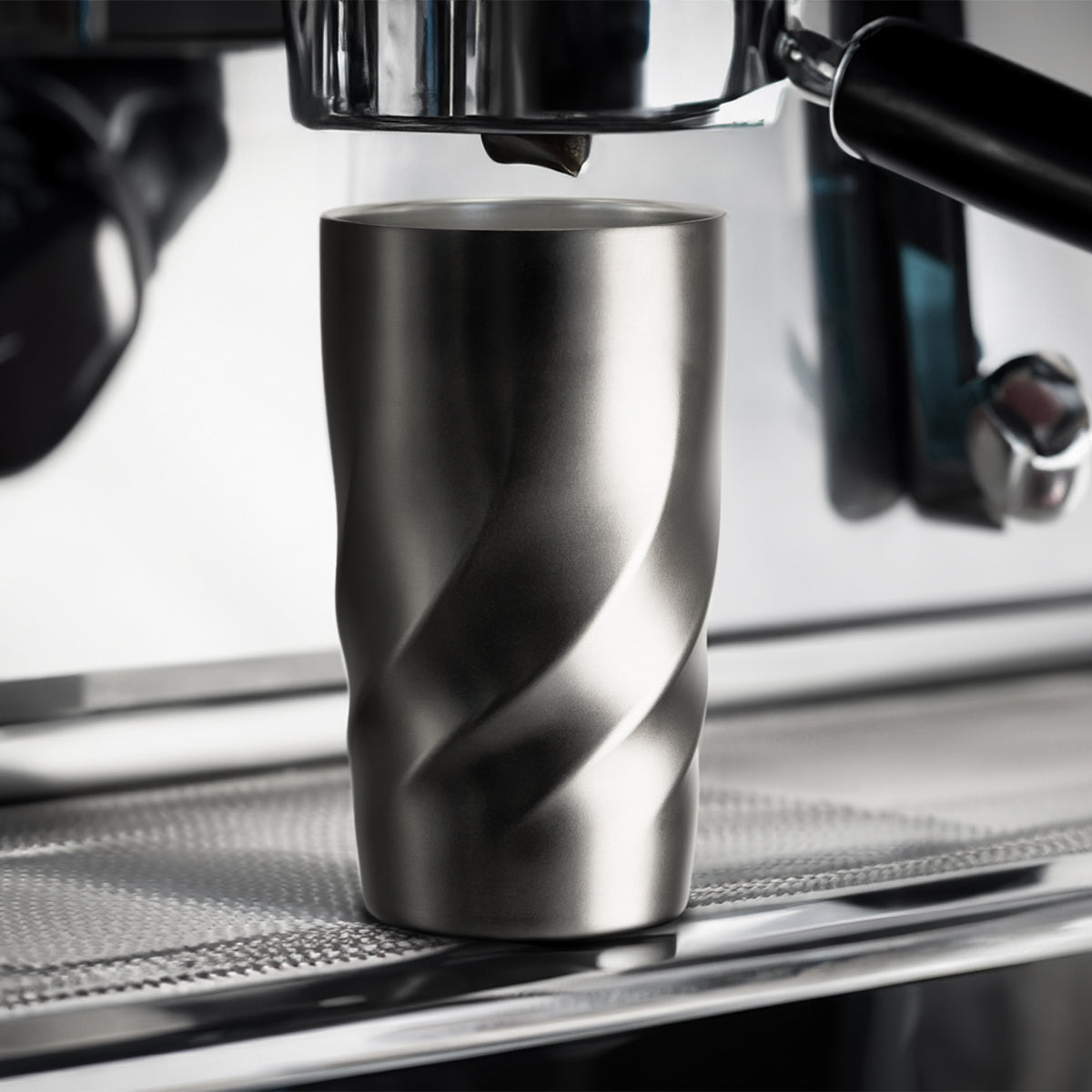 Calix Eco Tumbler - Graphite - Inuse